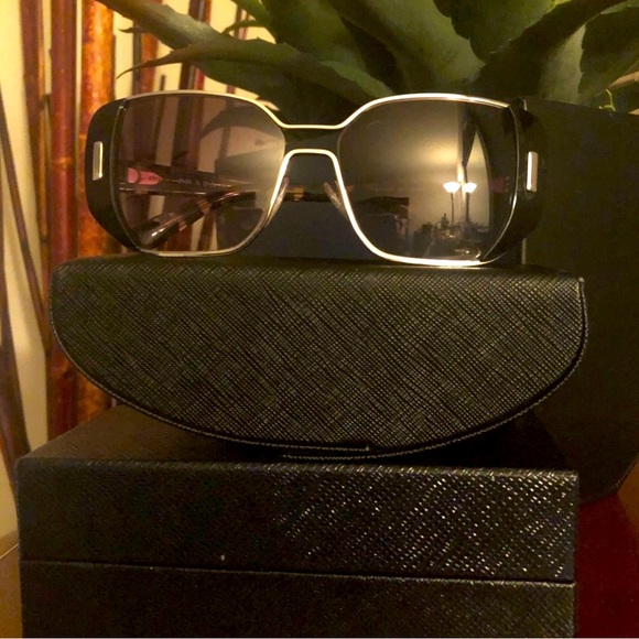 Prada sunglasses 😎 - Picture 1 of 4